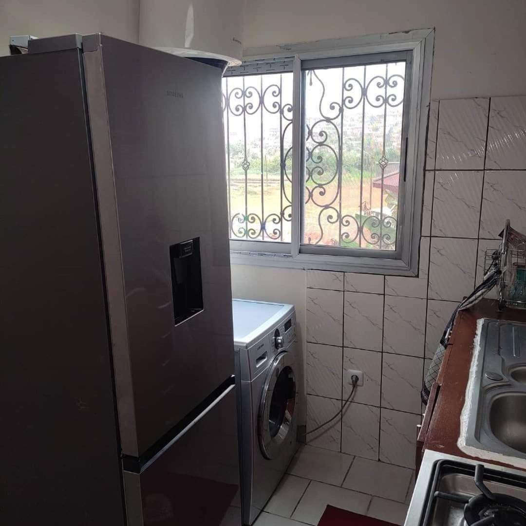 Appartement Meuble A Simbock Non Loin De Dovv Yaoundé Exterior foto